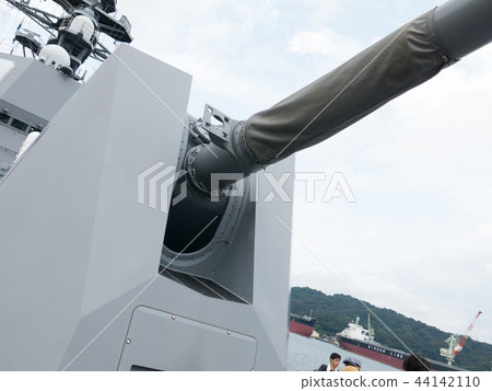 The main gun of Akizuki-type escort ship Fuyuki 44142110