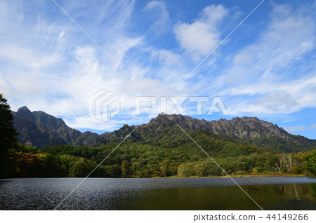Autumn leaves of Togakushi Pond 44149266