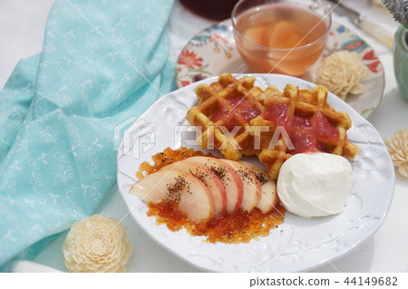 Art gray marinade and peach tea with waffles and peaches Art gray marinade and peach tea with waffles and peaches 44149682