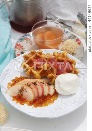 Art gray marinade and peach tea with waffles and peaches Art gray marinade and peach tea with waffles and peaches 44149683