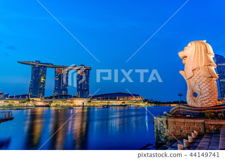 Singapore Marlion and Marina Bay Sands Hotel early morning 44149741