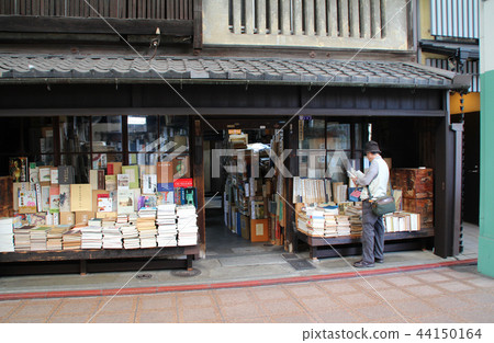 Secondhand bookstore 44150164