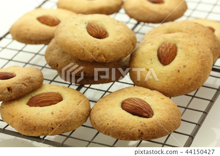 Almond cookie 44150427