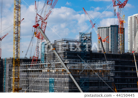 東京再開發奧運村建設進展Harumi 2012.09建築和起重機正在建設中 44150445
