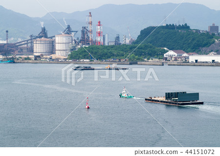Scenery of ironworks and ironworks sailing through the bay 44151072