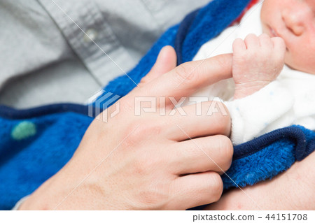 Dad who can hold a finger on a baby Dad who can hold a finger on a baby 44151708