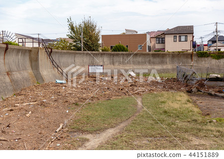 Due to the storm and storm surge of Typhoon No. 21 on September 4, 2018, a large amount of debris hit the breakwater Due to the storm and storm surge of Typhoon No. 21 on September 4, 2018, a large amount of debris hit the breakwater 44151889