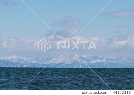 Snowy mountain and horizon in Hubei to be seen from the southern part of Lake Biwa Snowy mountain and horizon in Hubei to be seen from the southern part of Lake Biwa 44152318