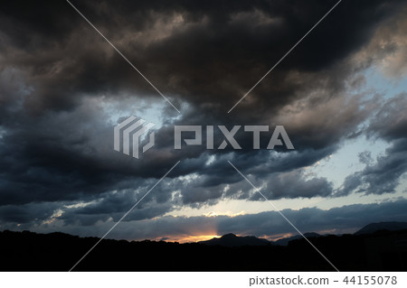 多雲的天空日落 多雲的天空日落 44155078