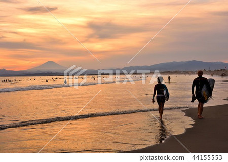 在Suganuma海岸和兩個衝浪者的日落 44155553
