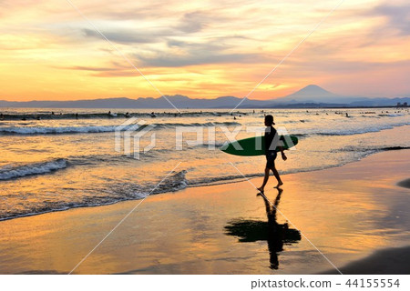 Kakinuma海岸的日落和衝浪者 Kakinuma海岸的日落和衝浪者 44155554