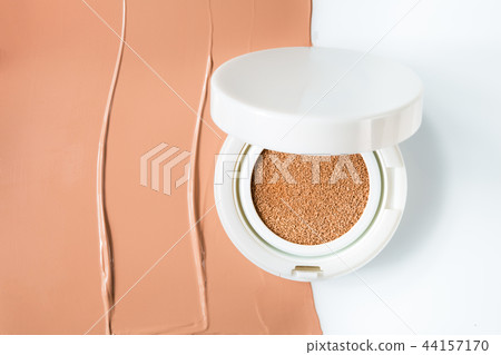Foundation cushion on half of the surface 44157170