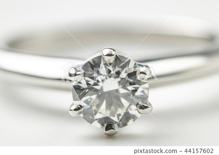 Engagement ring 44157602