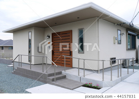 A flat house 44157831