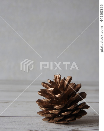 Golden color painted pine cone.Decorative object. Golden color painted pine cone.Decorative object. 44160536