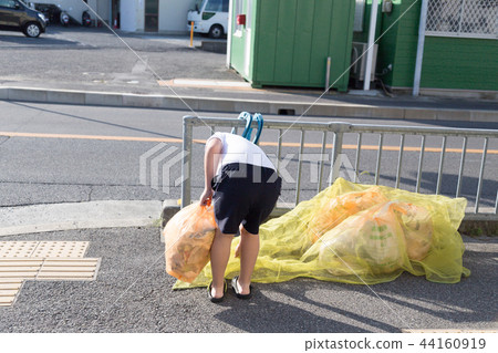 Elementary school student who throws out garbage 44160919