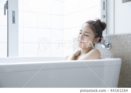 Bath time 44161284