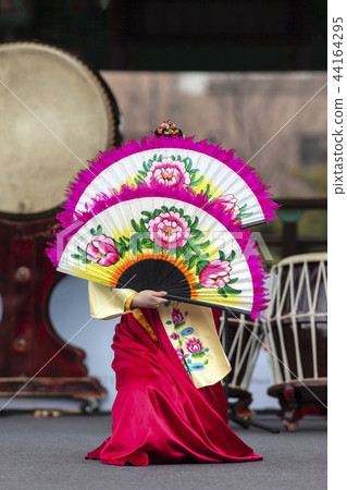 Fan dance 44164295