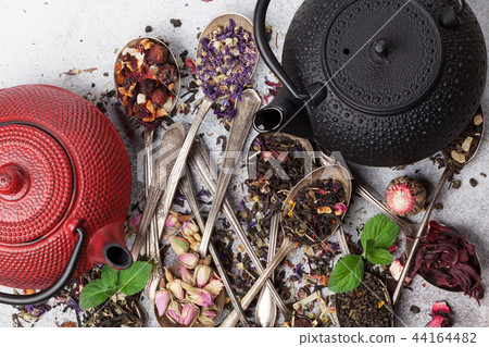 Various tea in spoons. Black, green and red tea 44164482