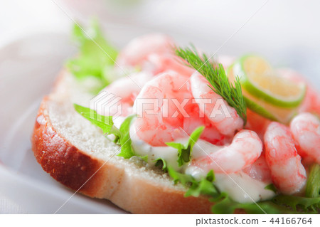 Sandwich with shrimps 44166764