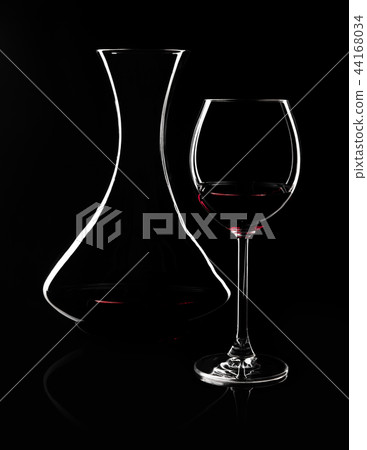 Contours of red wine glass and decanter 44168034