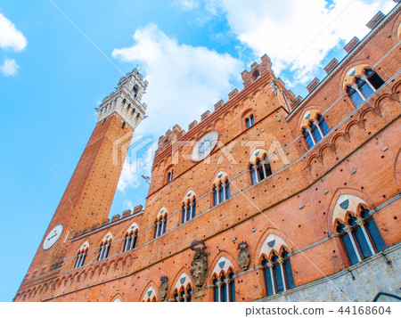 Bell tower, Torre del Mangia, of the Town Hall, Palazzo Pubblico, at the Piazza del Campo, Siena Bell tower, Torre del Mangia, of the Town Hall, Palazzo Pubblico, at the Piazza del Campo, Siena 44168604