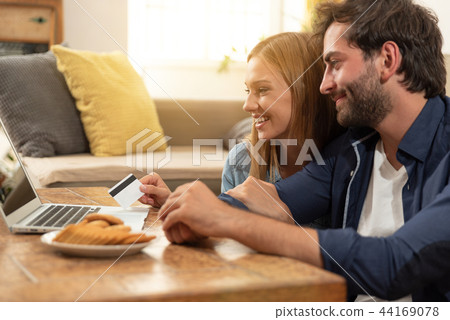 Young couple shopping online with credit card 44169078