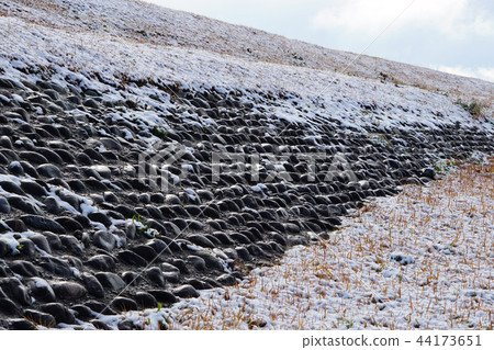 堤岸覆蓋著第一場雪 堤岸覆蓋著第一場雪 44173651
