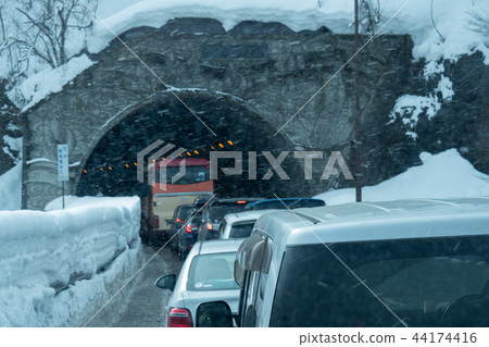 交通堵塞行在冬天旅遊目的地隧道 交通堵塞行在冬天旅遊目的地隧道 44174416