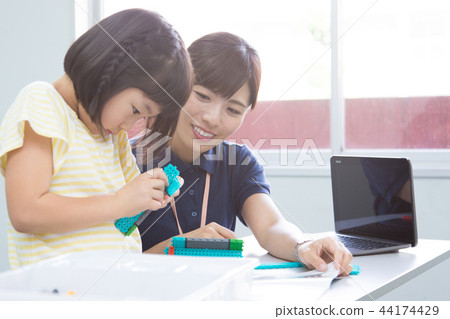 Robot programming classroom image Robot programming classroom image 44174429