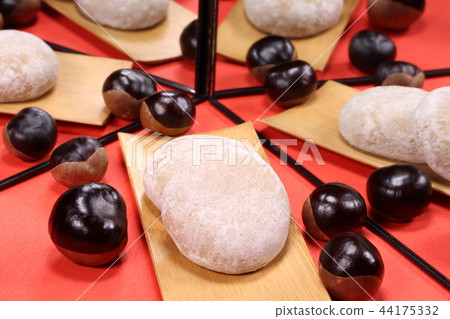 一個水果和一朵玫瑰在鏡子裡 一個水果和一朵玫瑰在鏡子裡 44175332