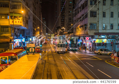 <香港>香港島的夜景 - 從香港電車拍攝的汽車 <香港>香港島的夜景 - 從香港電車拍攝的汽車 44176599