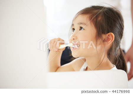 Father and daughter lifestyle 44176998