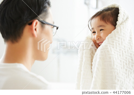 Father and daughter lifestyle 44177006