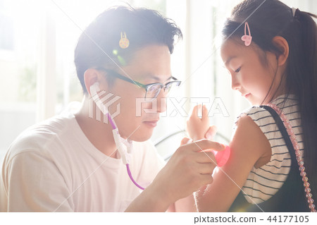 Father and daughter playing 44177105