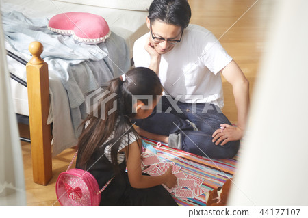 Father and daughter playing 44177107