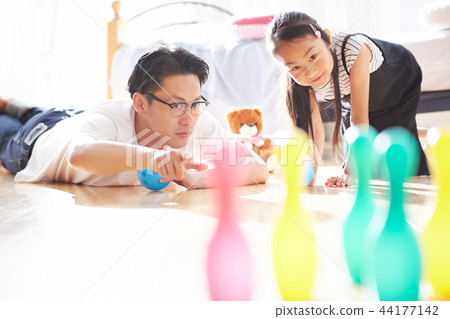 父親和女兒玩 44177142