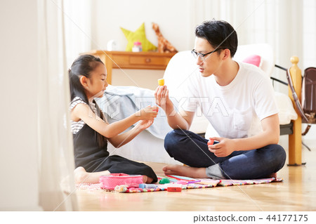 父親和女兒玩 44177175