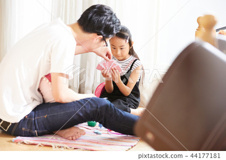 Father and daughter playing 44177181