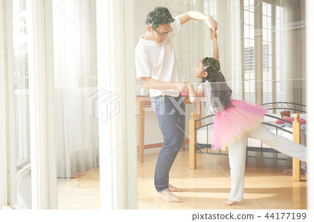 父親和女兒玩 44177199