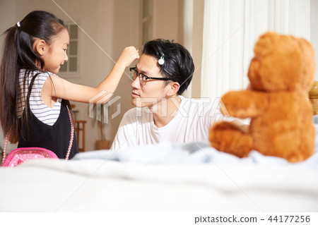 父親和女兒玩 44177256