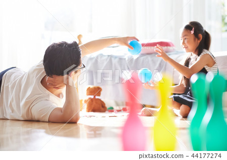 Father and daughter playing Father and daughter playing 44177274