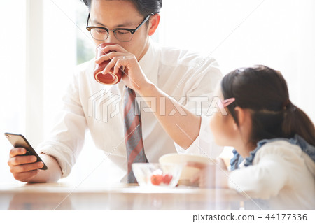 Father and daughter lifestyle 44177336