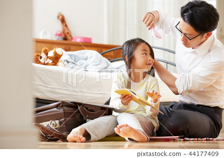 Father and daughter lifestyle 44177409