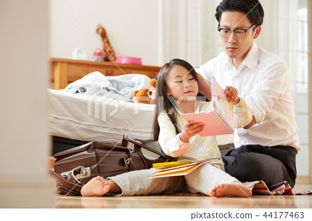 Father and daughter lifestyle 44177463