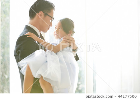 女兒和父親穿著一件衣服 44177500