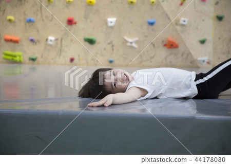 孩子們爬 44178080