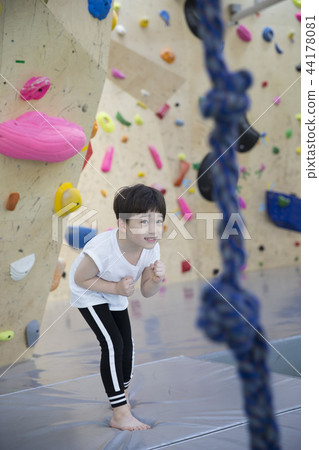 孩子們爬 44178081