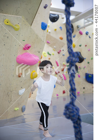Children Climbing 44178087