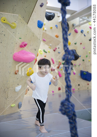 Children Climbing Children Climbing 44178088